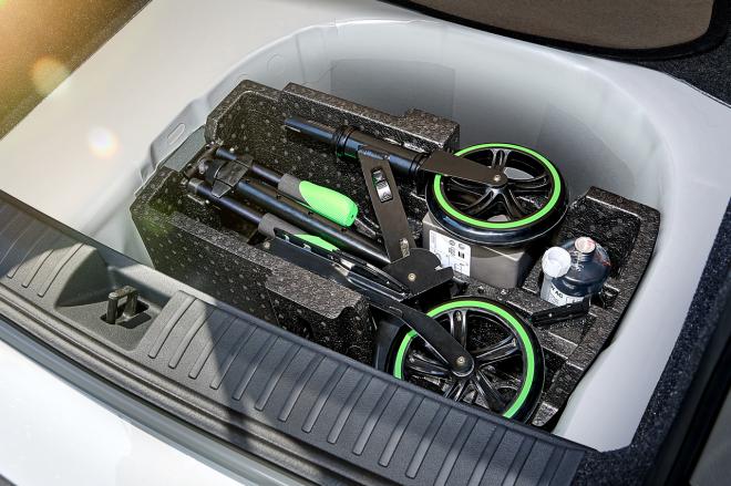 Czech car manufacturer now Škoda offers scooters image