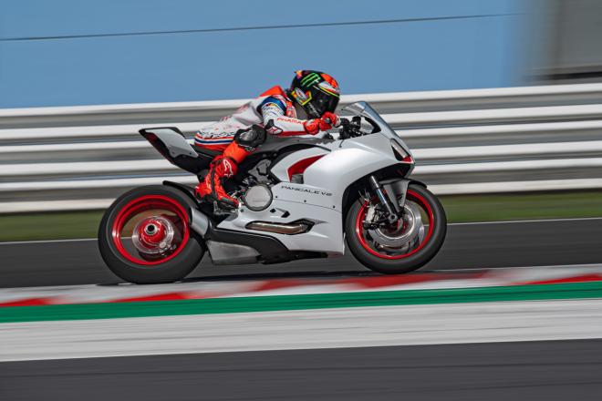 Ducati Panigale V2 now offered in white image