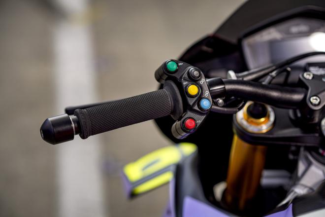221 HP Aprilia Tuono V4 X is lighter than a CBR250 image
