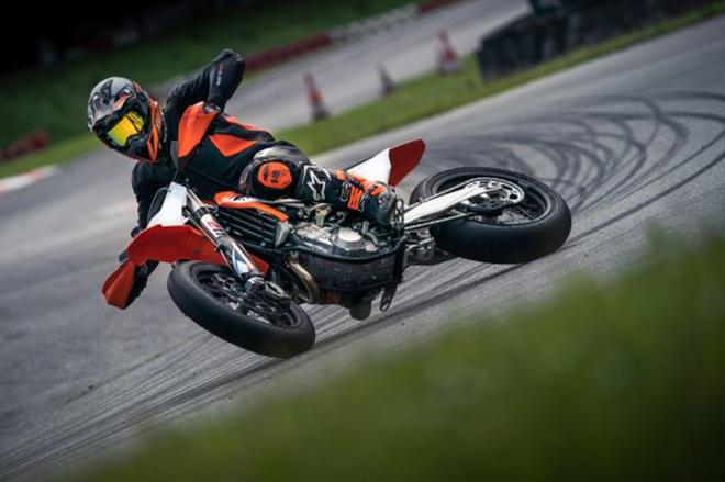 KTM brings back the 450 SMR supermoto image