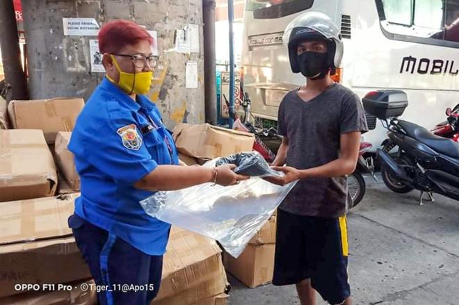 MMDA receives 2,000 MC barriers, donates it back to riders image