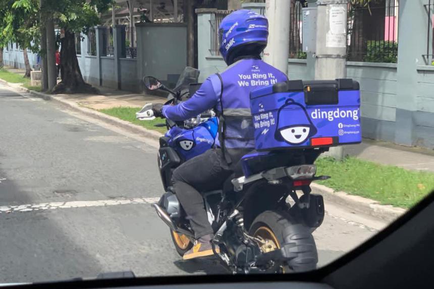 Dingdong Dantes spotted delivering packages image