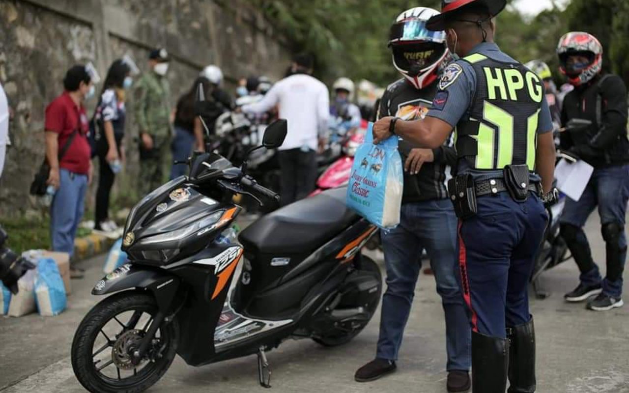 Instead of tickets, LTO, HPG gave riders rice, gifts