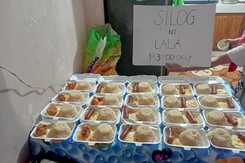 This Lalamove rider offers affordable breakfast to fellow riders image