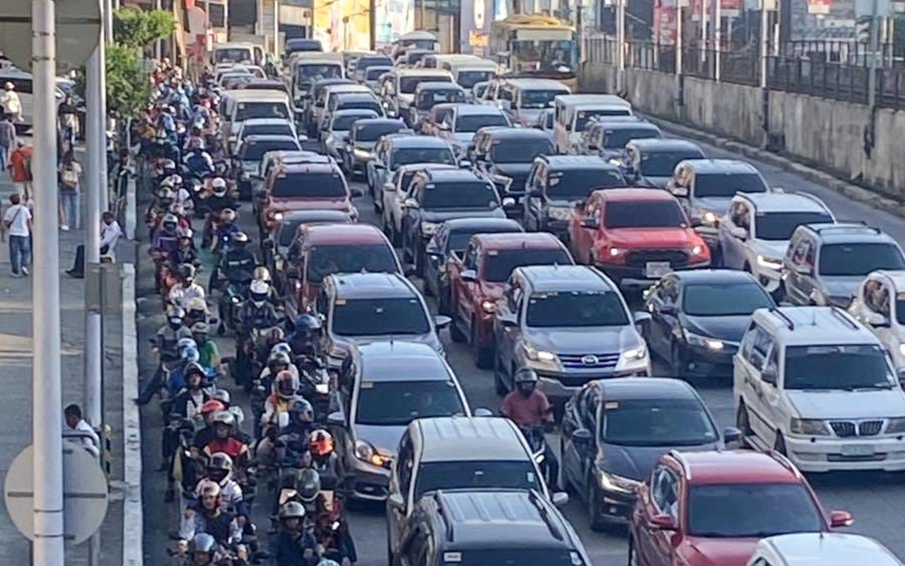 MMDA imposing fines on bike lane violators, riders: make it shared lane