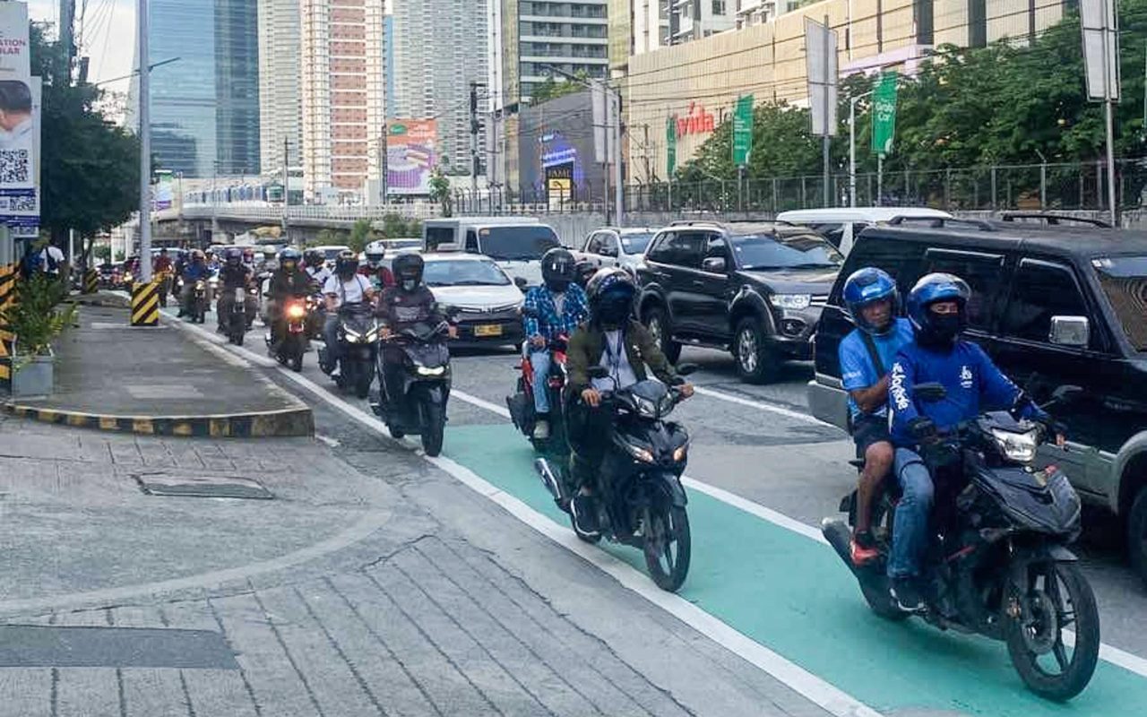 MMDA looking at making EDSA bike lane shared with motorcycles