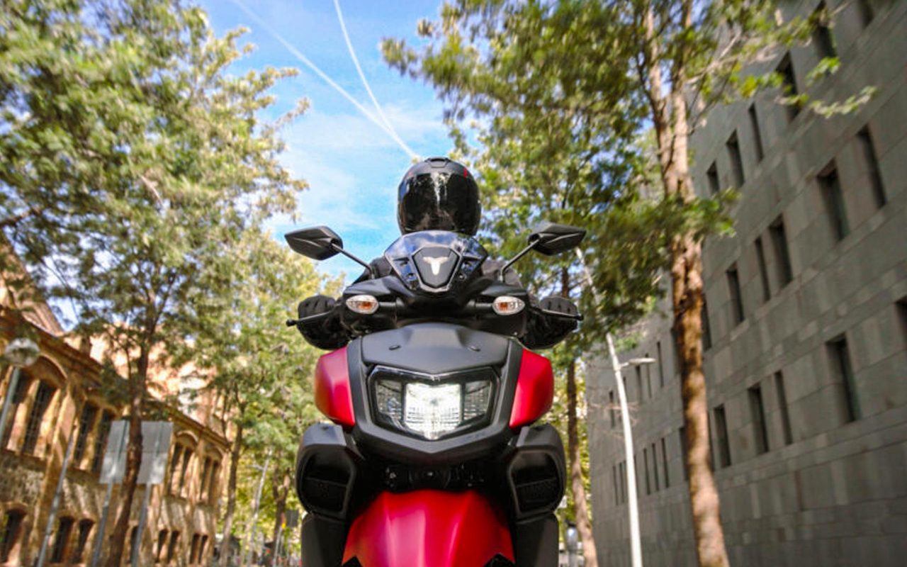 The Yamaha RayZR looks like the brother of the Suzuki Avenis
