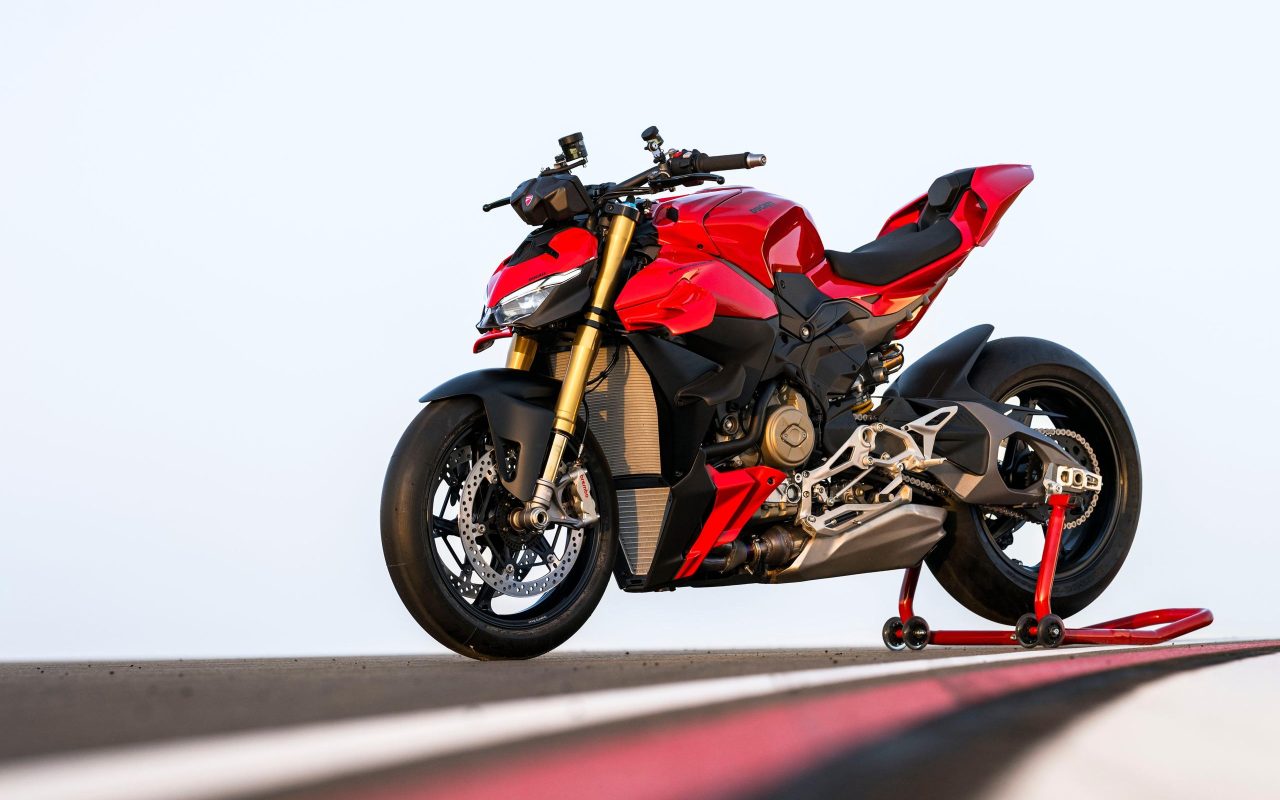 Ducati updates the Streetfighter V4/V4 S for 2025