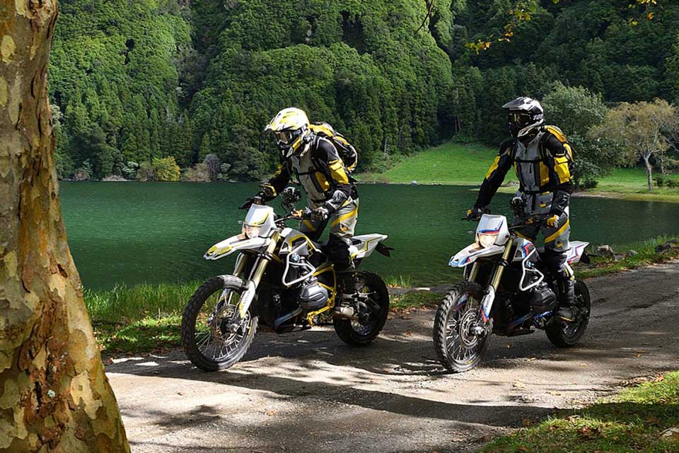 The original R 1200 GS and the modified Touratech