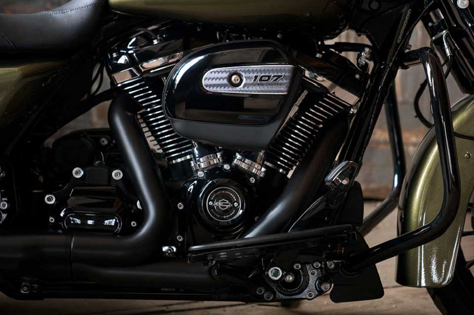 Milwaukee-Eight motor on the 2017 Road King Special