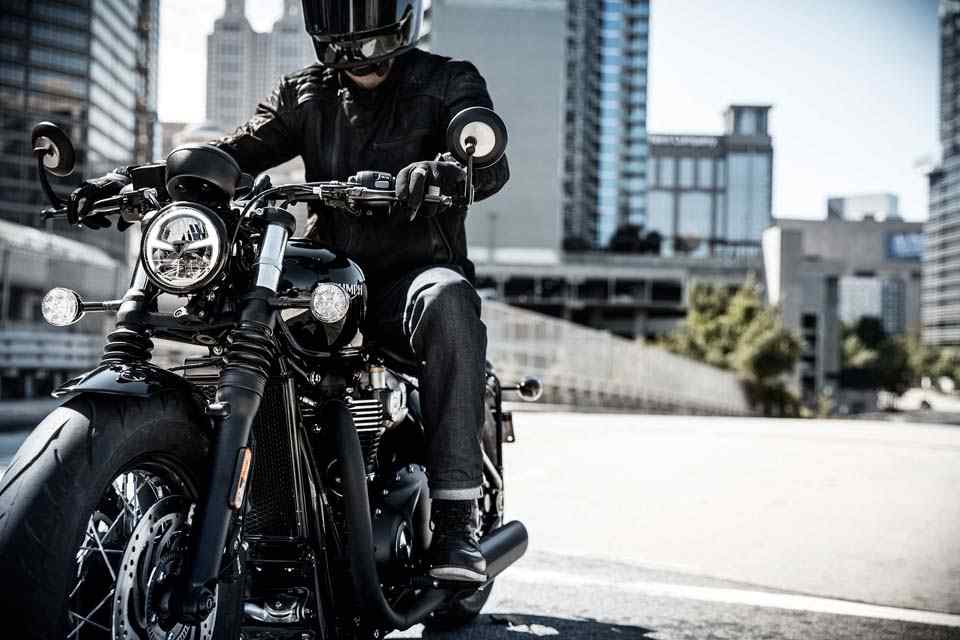 Triumph reveals the 2018 Bonneville Bobber Black Triumph reveals the 2018 Bonneville Bobber Black
