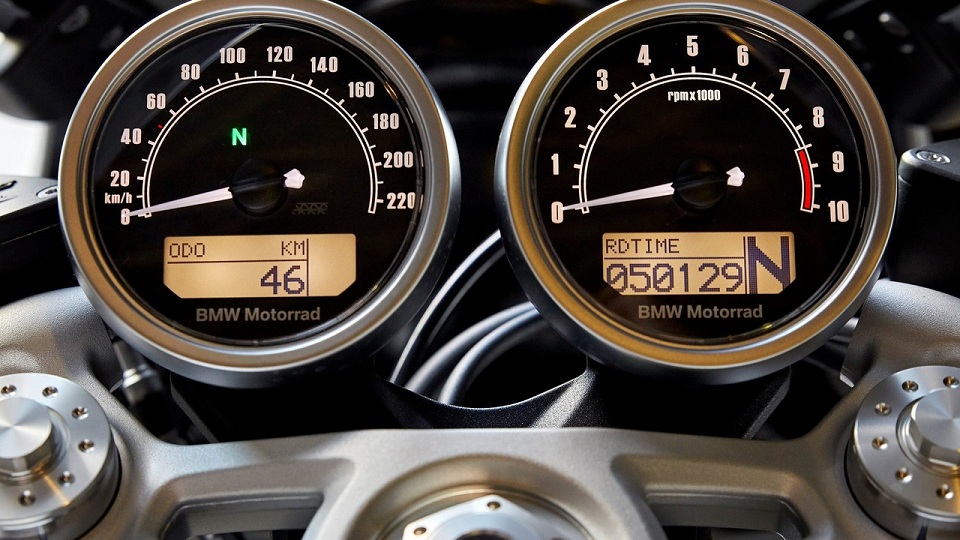 Dual gauge cluster of the new BMW R Nine T