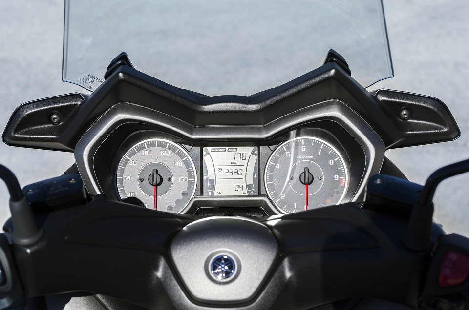 The dual gauge cluster of the 2017 Yamaha X-MAX 300