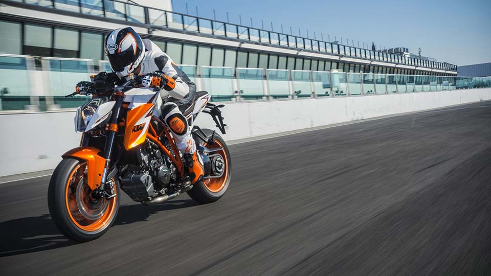 The 2017 KTM 1290 Super Duke R in the circuit
