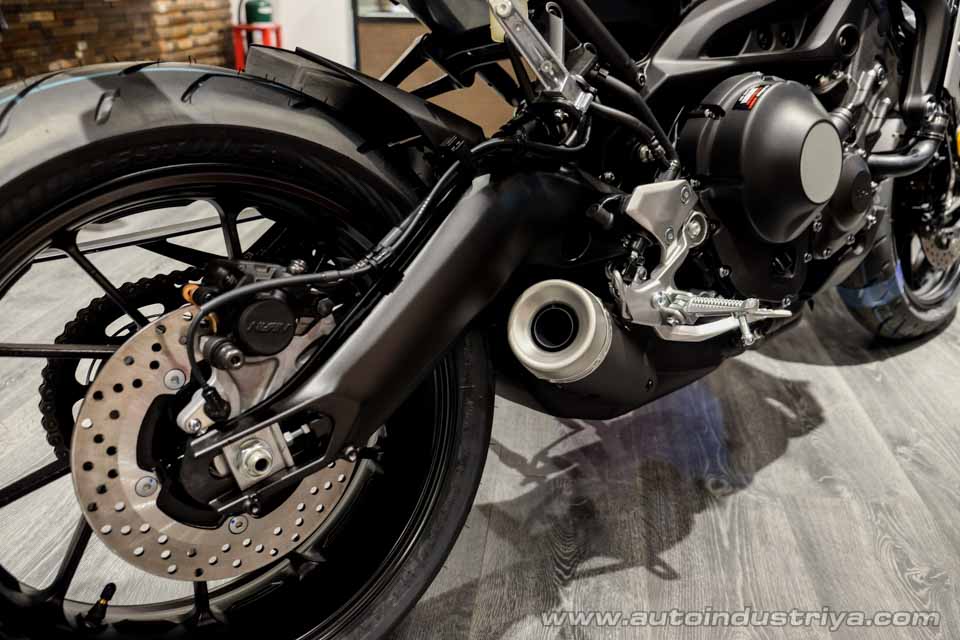 The big disc brakes and exhaust pipe of the Yamaha XSR 900