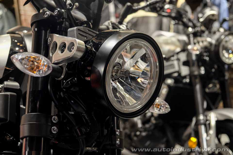 The clear lens headlight of the Yamaha XSR 900