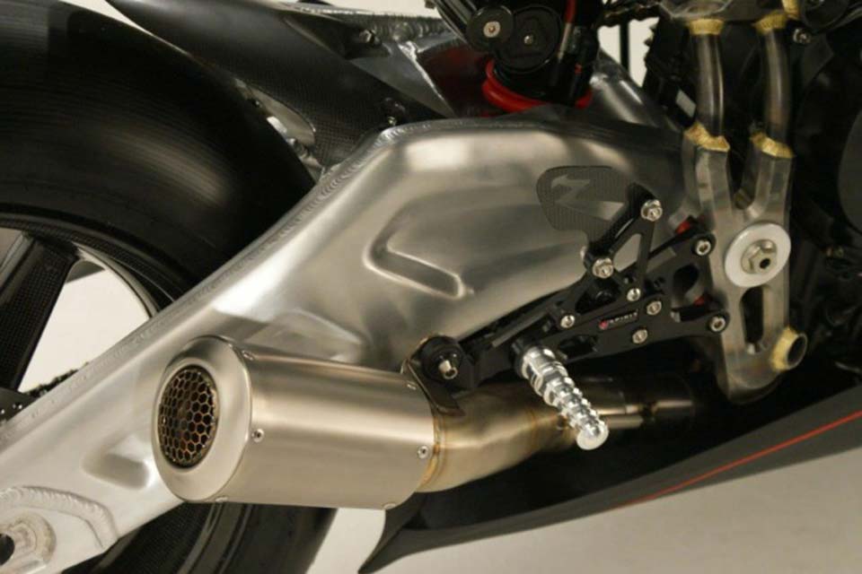 The titanium exhaust system of the Spirit GP